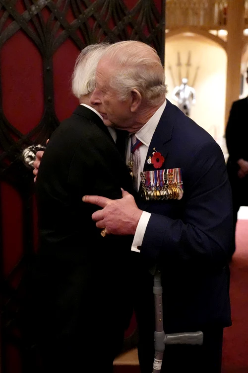 Regele Charles cu veteranul GettyImages 2245698440 jpg