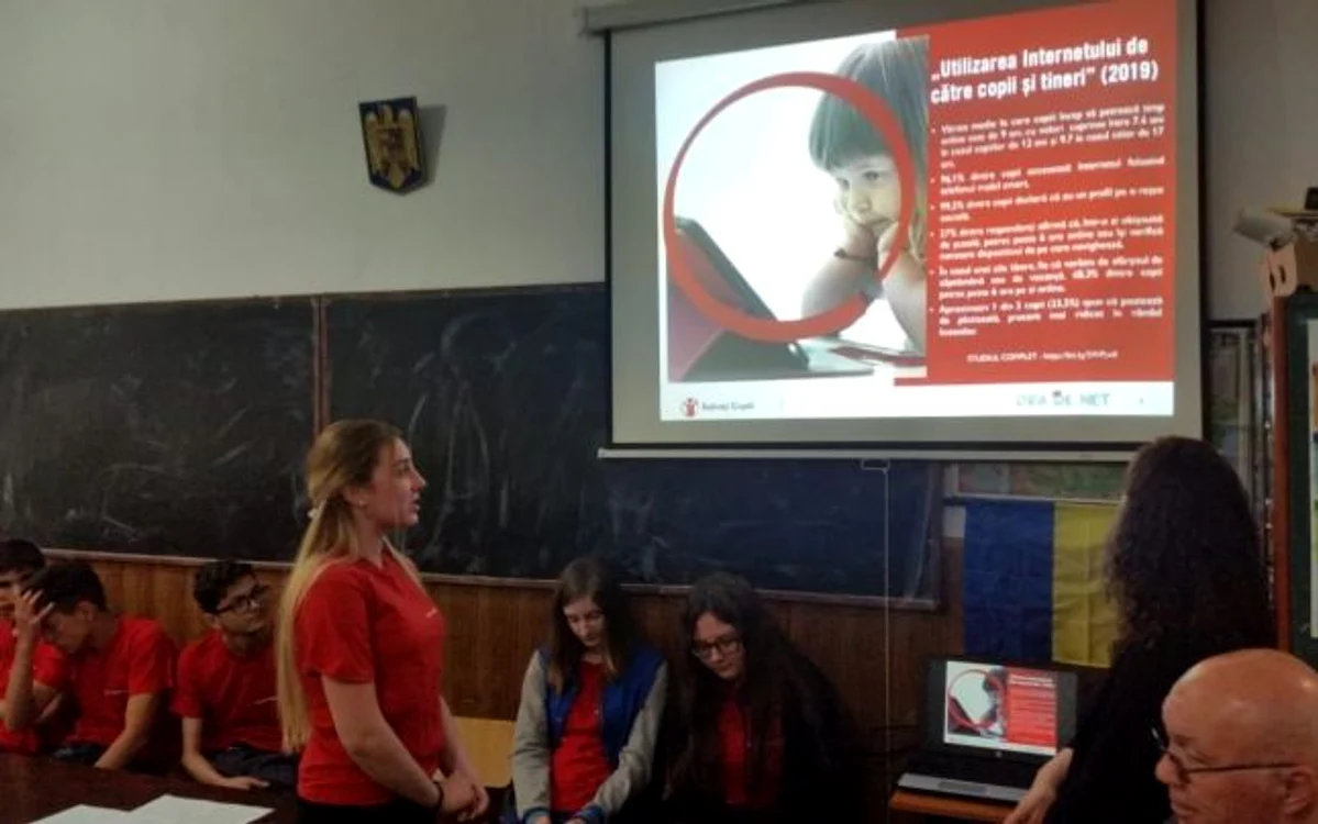 Copiii, învăţaţi cum să folosească eficient internetul FOTO Prof. Mădălina Anghel