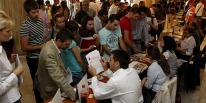 Cei mai mulţi şomeri provin din construcţii şi confecţii 