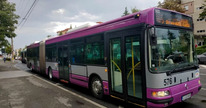 Vechile autobuze luate la mâna a doua din Franţa au fost revopsite şi introduse în circulaţie. FOTO: Tram Cluj / Darius Moldovan