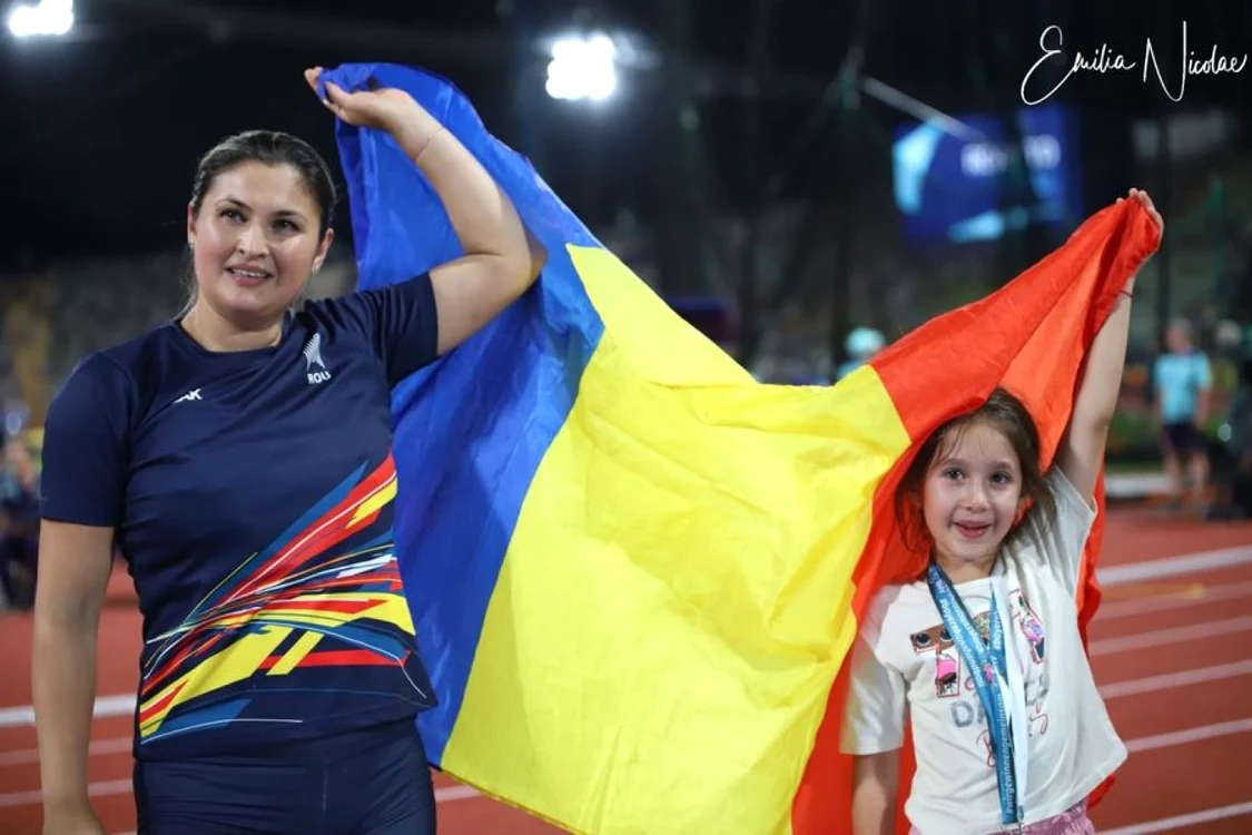 Bianca Ghelber (32 de ani) a sărbătorit titlul european de la Munchen, cu steagul României, alături de fiica ei de 7 ani, Victoria