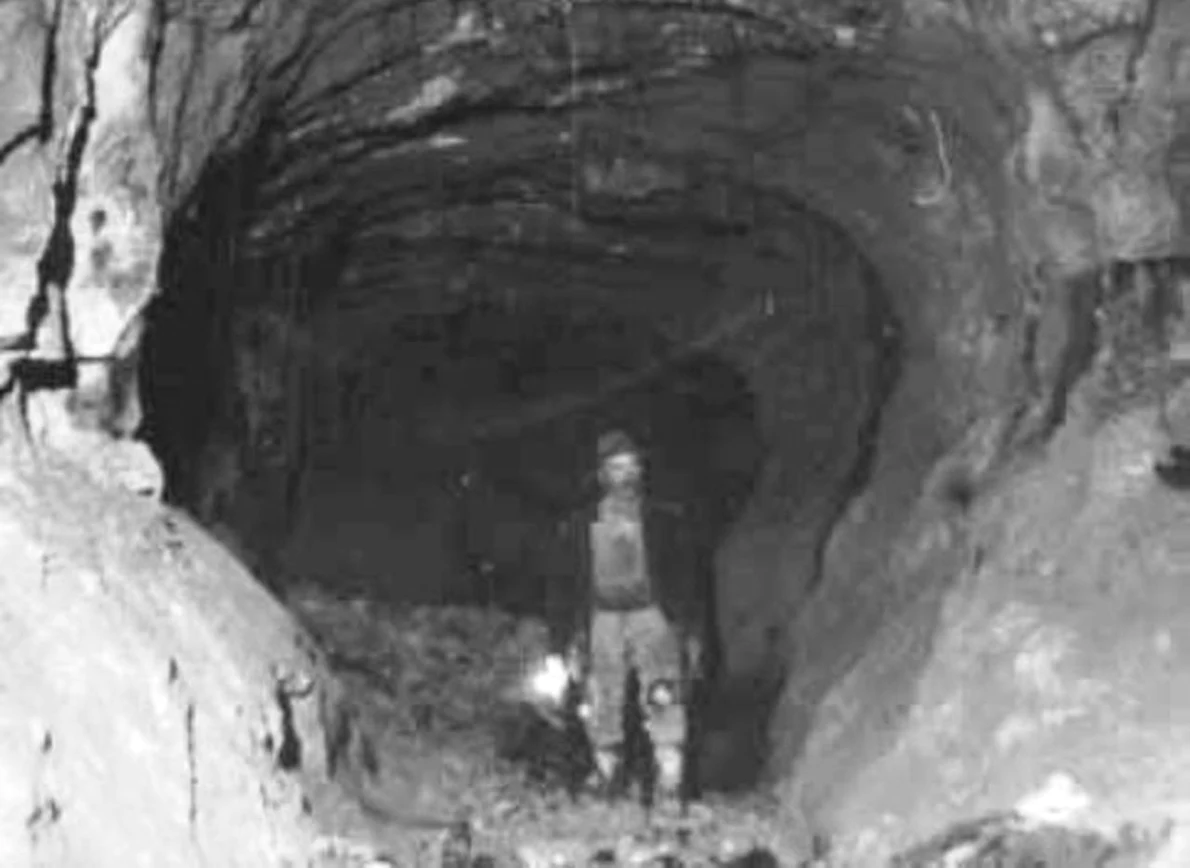Munţii Apuseni. Intrarea minerilor în galerii. Fotografie din perioada interbelică, de Bazil Roman (© iMAGO Romaniae)
