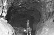 Munţii Apuseni. Intrarea minerilor în galerii. Fotografie din perioada interbelică, de Bazil Roman (© iMAGO Romaniae)