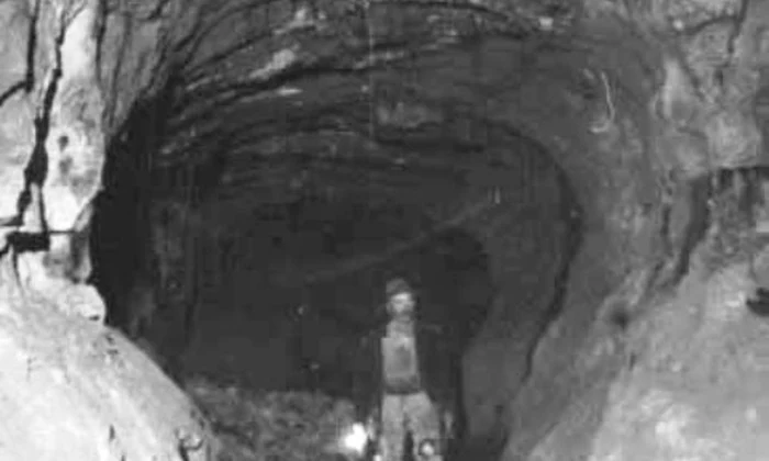 Munţii Apuseni. Intrarea minerilor în galerii. Fotografie din perioada interbelică, de Bazil Roman (© iMAGO Romaniae)