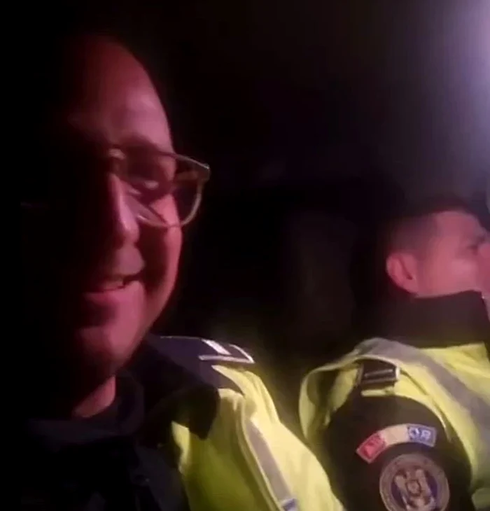 Cei doi polițiști sunt din Brăila Foto: captură video