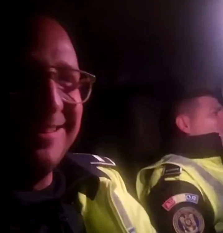 Cei doi polițiști sunt din Brăila Foto: captură video