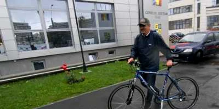 Președintele Consiliului Județean Cluj, Horea Uioreanu, pe bicicletă