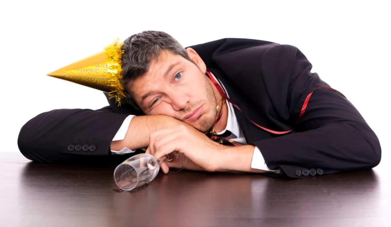 După vârsta de 30 de ani multe persoane încep să resimtă tot mai mult după ce consumă alcool/FOTO Arhiva Adevărul