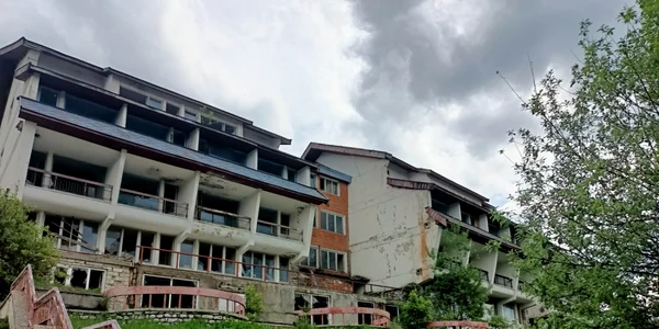 Mini-hotelurile abandonate din staţiunea Vidra - Vâlcea Foto Daciana Stoica - Adevărul