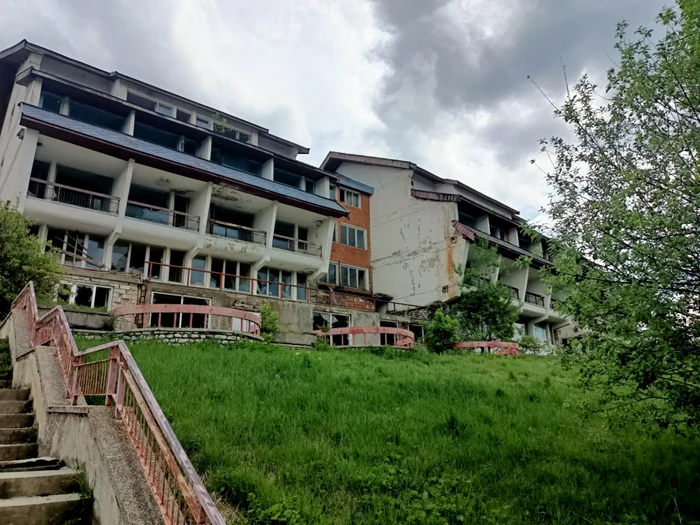 Mini-hotelurile abandonate din staţiunea Vidra - Vâlcea Foto Daciana Stoica - Adevărul