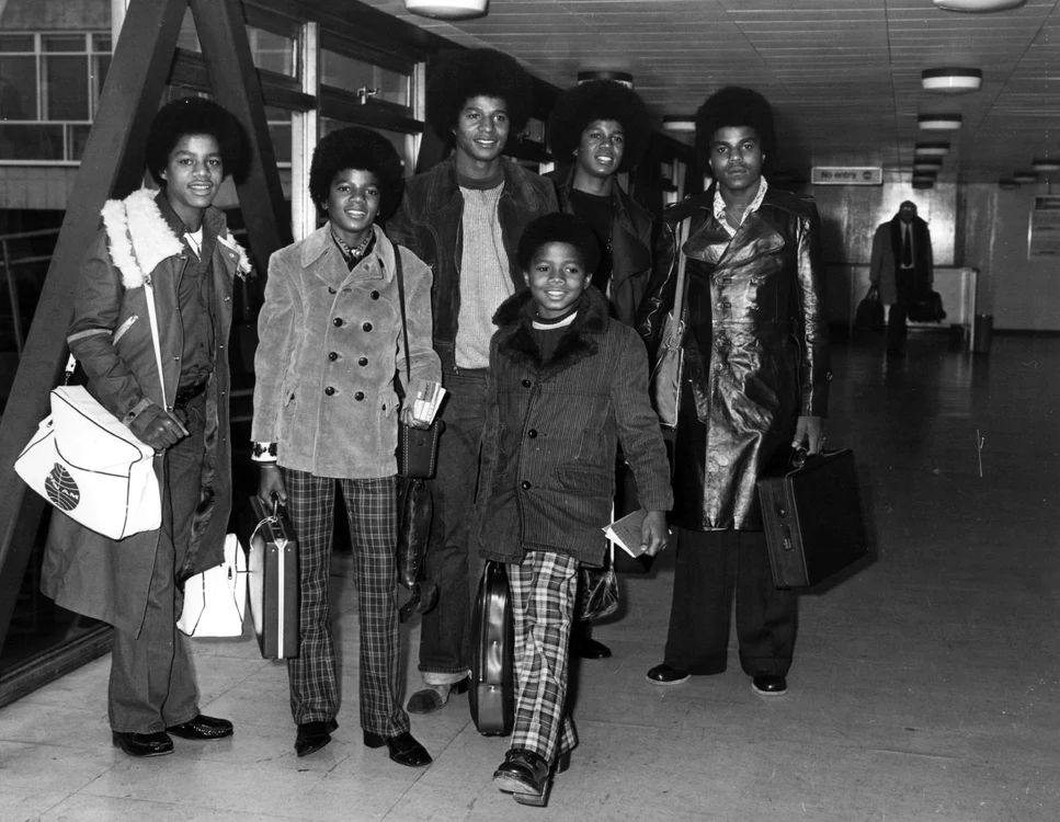Michael Jackson și frații săi, Jackie, Tito, Marlon și Jermaine   Jackson Five, pe aeroportul Heathrow, GettyImages jpg