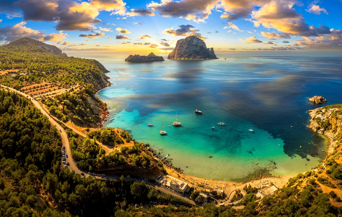 Vedere aeriană asupra plajei Cala d’Hort din Ibiza FOTO Shutterstock 