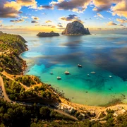 Vedere aeriană asupra plajei Cala d’Hort din Ibiza FOTO Shutterstock 