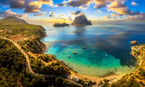 Vedere aeriană asupra plajei Cala d’Hort din Ibiza FOTO Shutterstock 