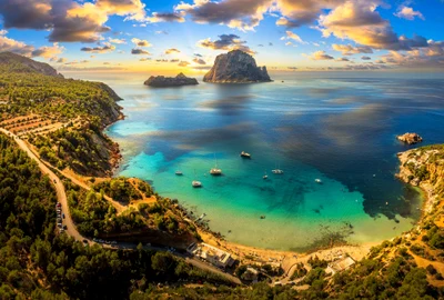 Vedere aeriană asupra plajei Cala d’Hort din Ibiza FOTO Shutterstock 