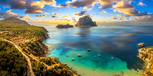 Vedere aeriană asupra plajei Cala d’Hort din Ibiza FOTO Shutterstock
