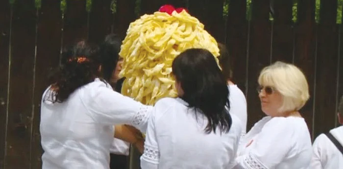 Prăjitura uriaşă  a fost dusă chiar de  femeile care au gătit-o. FOTO: Captură Digi24