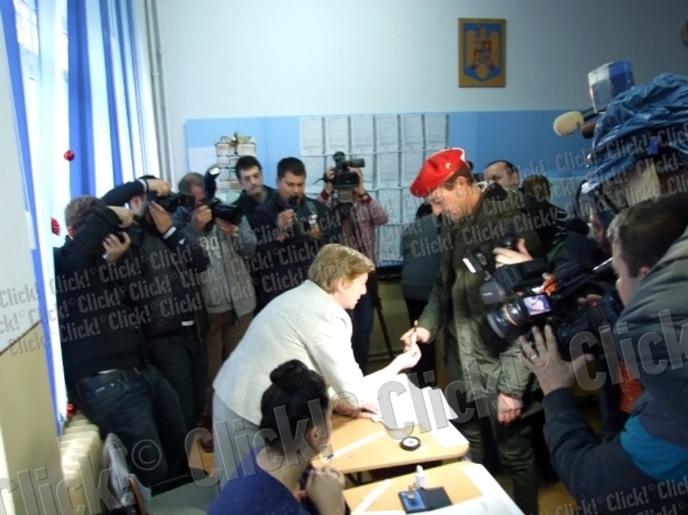 Radu Mazăre, cu fotomodelele la vot. Însă doar până în faţa cabinei. (Foto: Sînziana Ionescu)