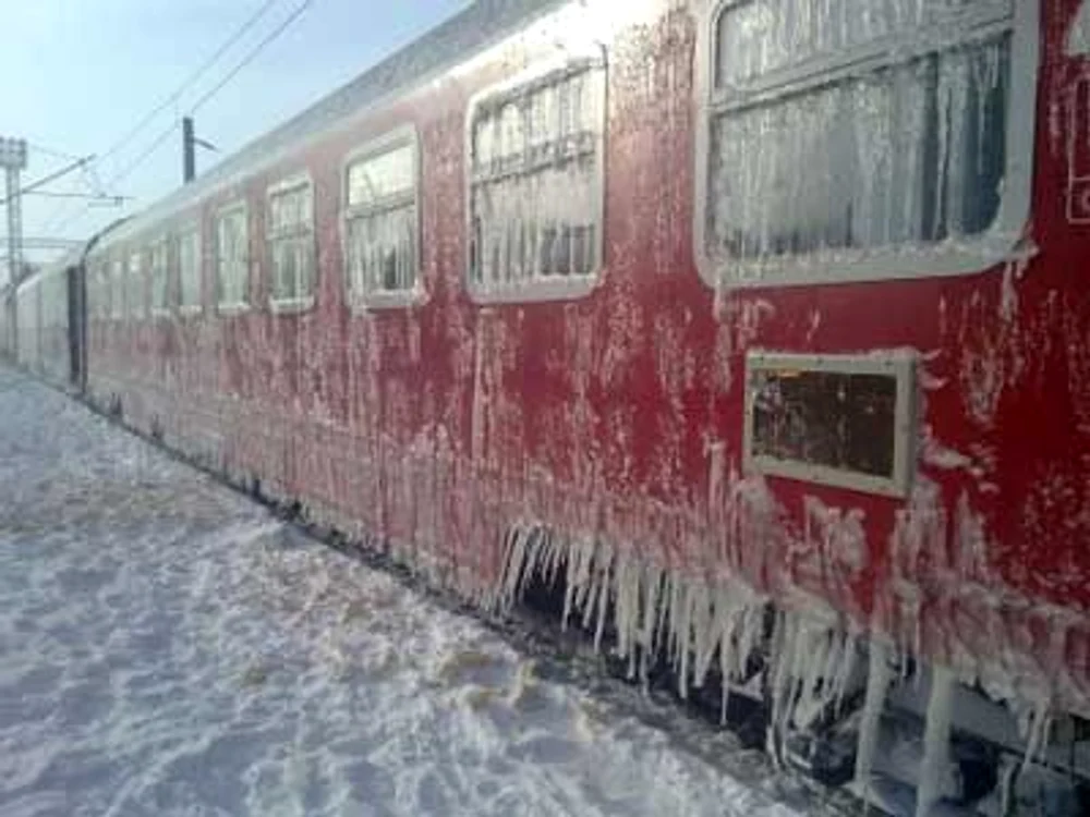 
    CFR Călători a anunţat că, din cauza atenţionării de cod galben de viscol, vineri şi sâmbătă nu vor circula aproape 20 de trenuri  