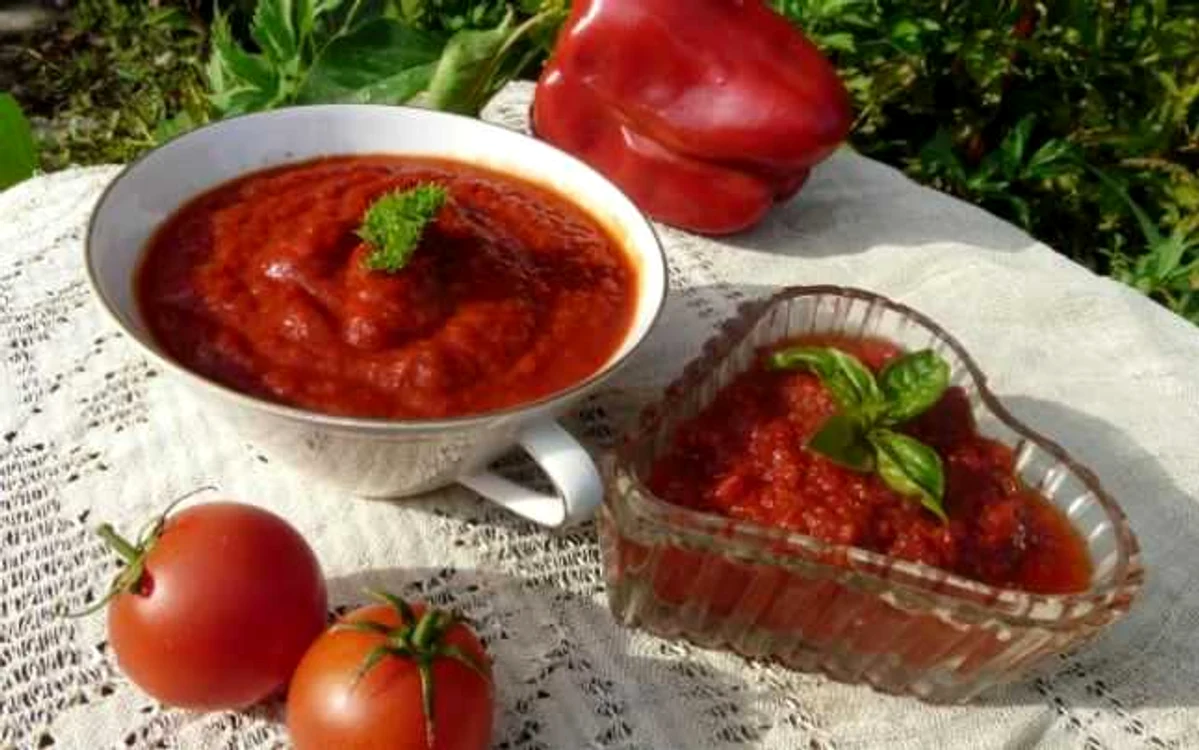 Pasta de roşii şi ardei, un preparat delicios FOTO cufarulcubucurii.wordpress.com