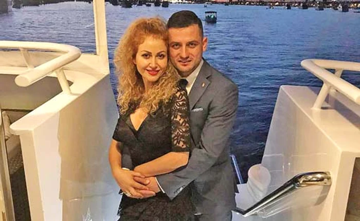 
    Plecată în  SUA acum  10 ani,  cântăreaţa  trăieşte  cu iubitul în  Los Angeles  