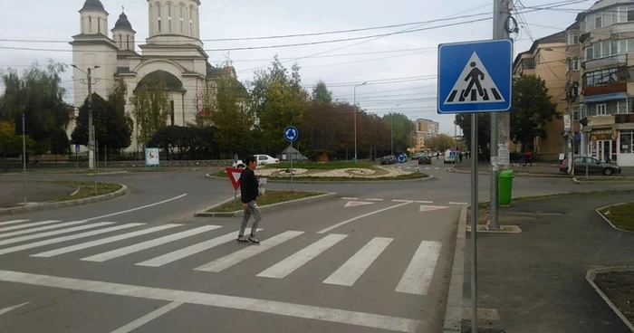 În total, în intersecţia de la Catedrala Eroilor au fost montate 33 de indicatoare rutiere