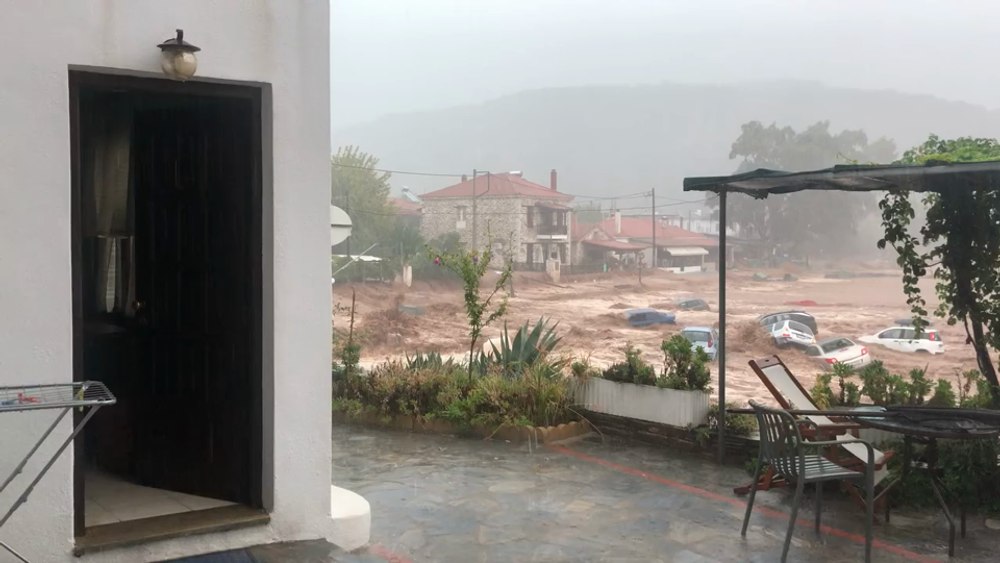 Coșmarul unei familii de români în Grecia. Blocați de peste o săptămână într-o stațiune și cu mașina distrusă VIDEO