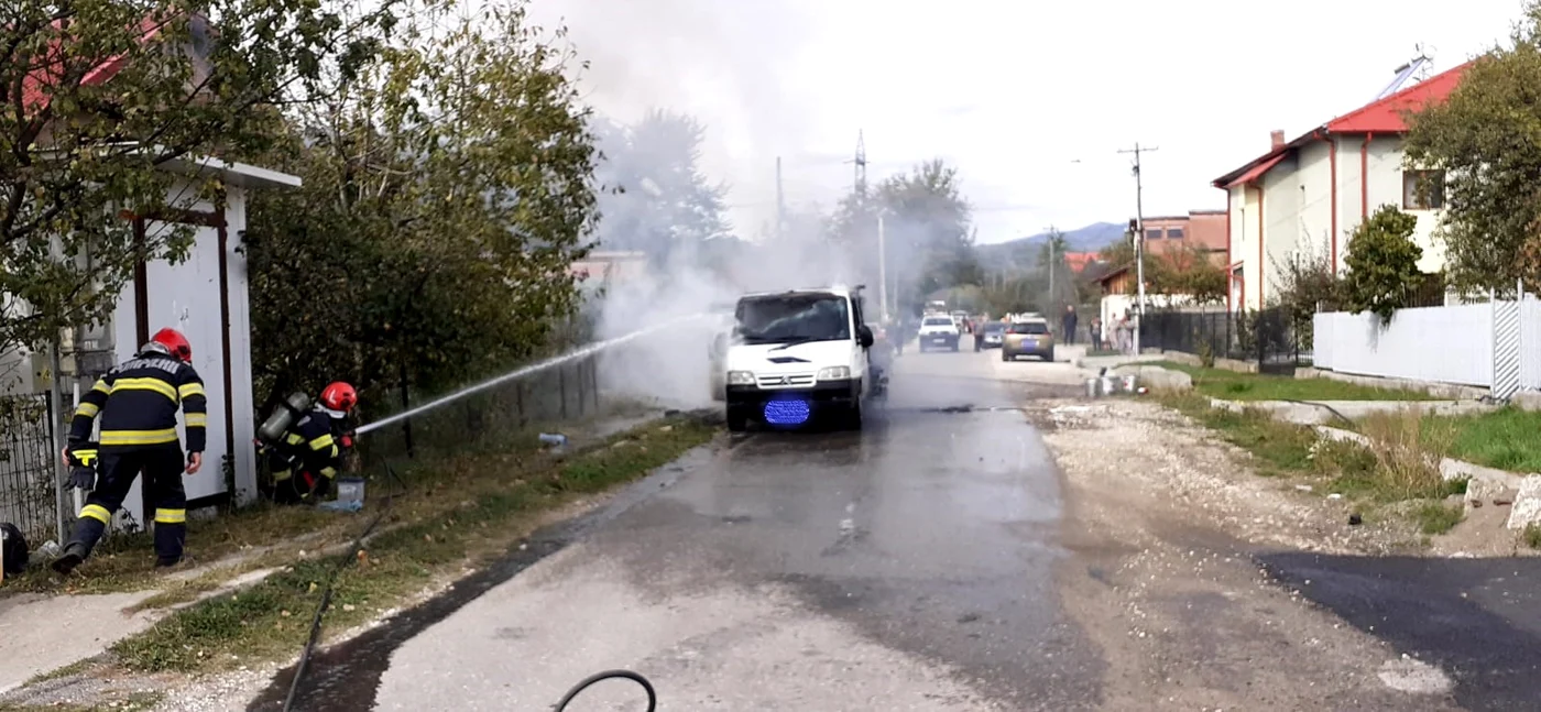 Explozie în trafic urmată de un incendiu cu doi răniți pe o stradă din Horezu Foto ISU Vâlcea 