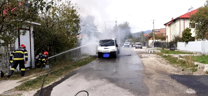 Explozie în trafic urmată de un incendiu cu doi răniți pe o stradă din Horezu Foto ISU Vâlcea