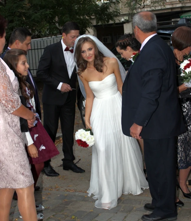 Mireasa Oana Nuţu a ajuns în jurul orei 18.00 la biserică