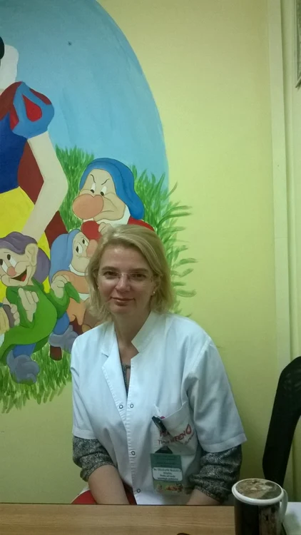 Dr. Raluca Teleanu încurajează părinţii să înlocuiască privitul la televizor cu plimbări în parc, desenat, citit şi alte activităţi care înseamnă timp dedicat exclusiv copilului