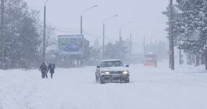 Zăpada dă încă o dată probleme autorităţilor şi nu numai... (Foto: Adevărul)