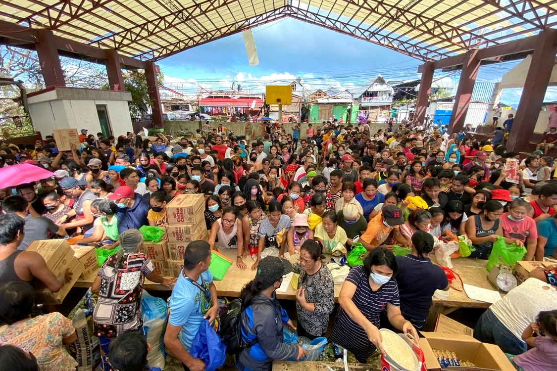 Supraviețuitorii taifunului din Filipine stau la coadă pentru a primi ajutoare FOTO: Profimedia