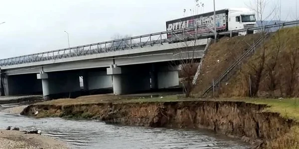 malul raului orastie surpat sub autostrada foto ione bildea facebook
