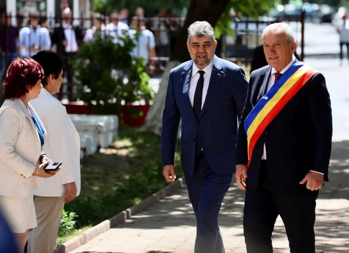 Marcel Ciolacu a vizitat Şcoala Gimnazială nr.11 din Buzău, alături de primarul municipiului, Constantin Toma. FOTO: Facebook/ Marcel Ciolacu