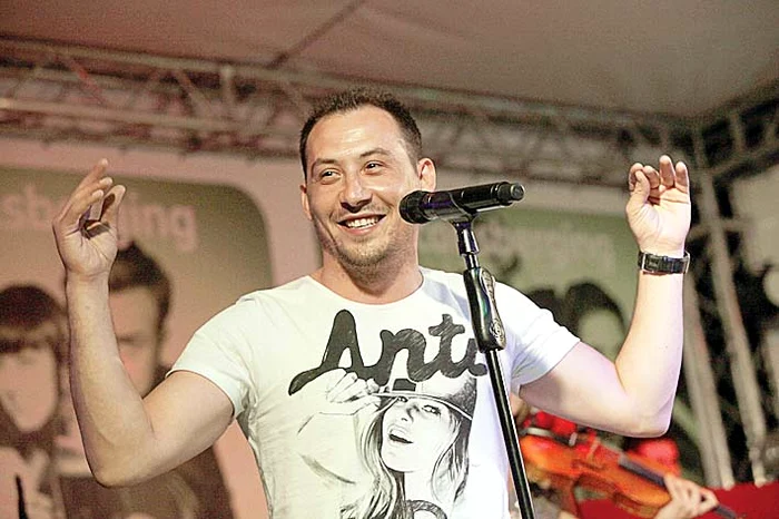 
    Cântărețul le asigură mirilor un sejur în Tenerife  