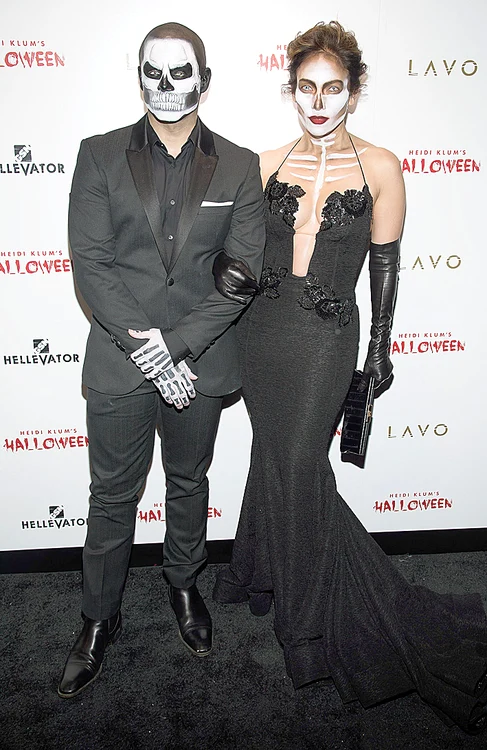 Jennifer Lopez și Casper Smart s-au costumat în schelete