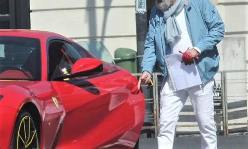 Dan Nicorescu și a asortat mănușile cu mașina jpeg