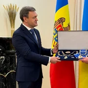 Fostul prim-ministru al Republicii Moldova, Dorin Recean, a fost decorat cu Ordinul „Principele Iaroslav cel Înțelept” FOTO: Facebook/Paun Rohvei
