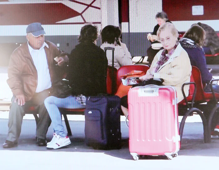 
    Femeia a rămas surprinsă când Marcel Gentoiu’ s-a apropiat de ea și i-a vorbit  