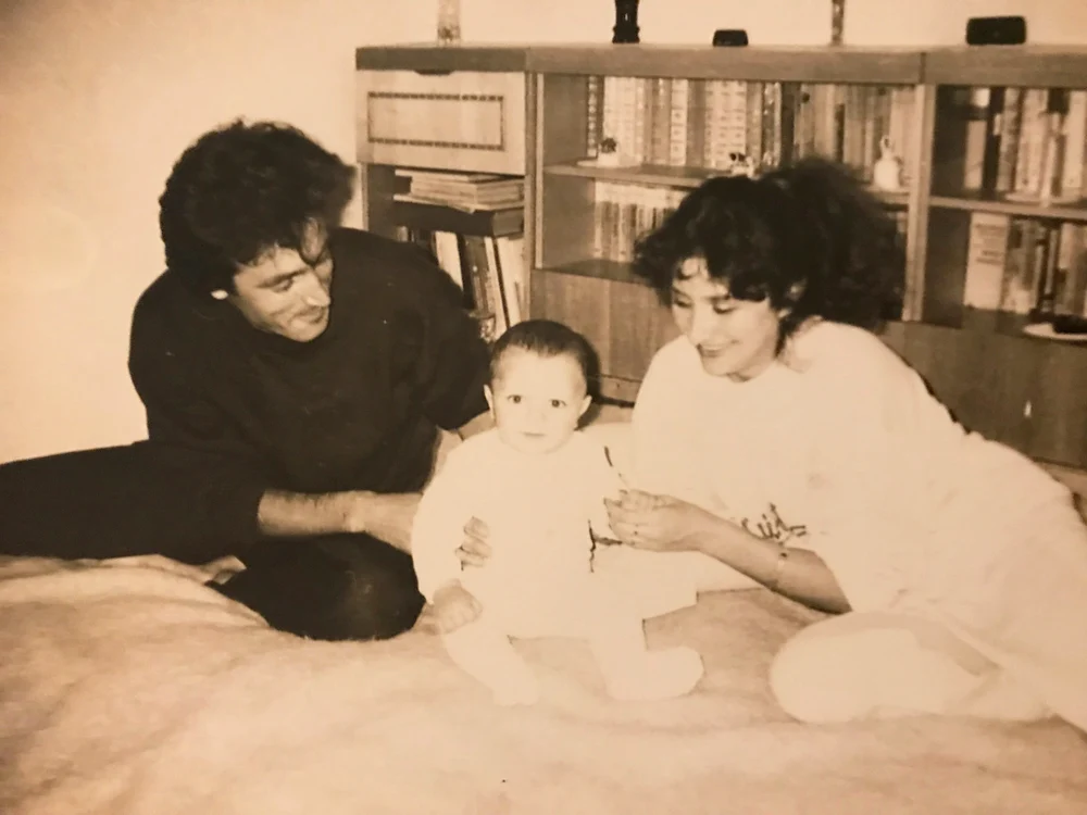 Așa arăta tinerii părinți Cristinel și Viorica Dăncilă în 1990