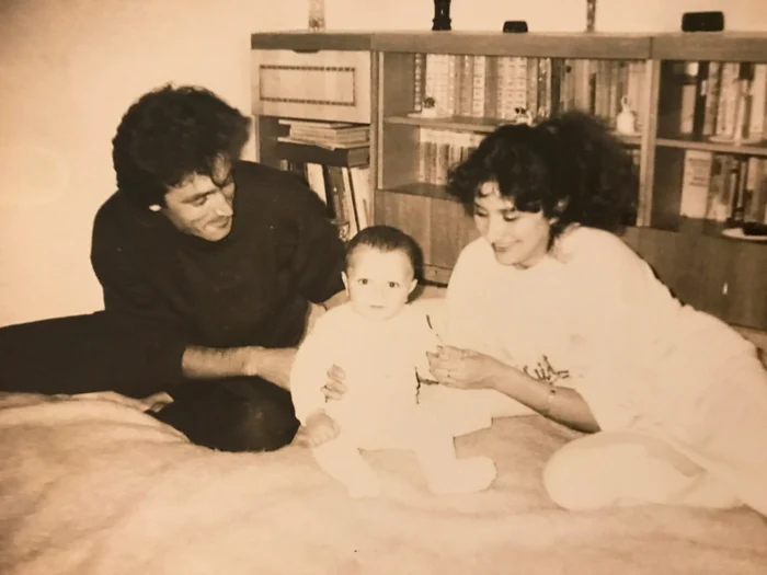 Așa arăta tinerii părinți Cristinel și Viorica Dăncilă în 1990