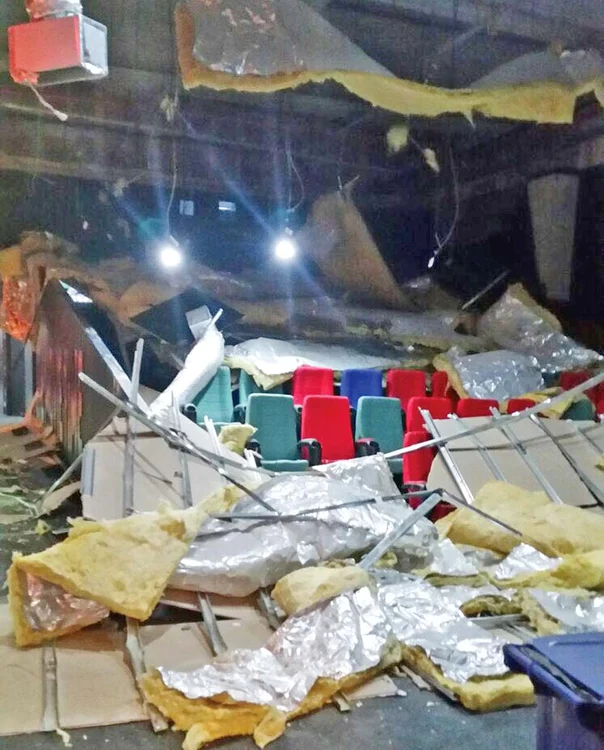
    Iniţial, s-a crezut  că sala de cinema  a fost distrusă  de o explozie   