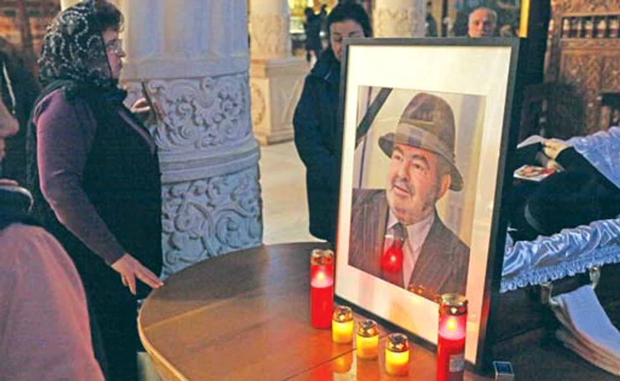 Zeci de flori și coroane au fost aduse ieri la Biserica Sf. Gheorghe Nou