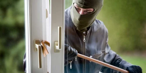 Hoţii au furat zeci de obiecte 