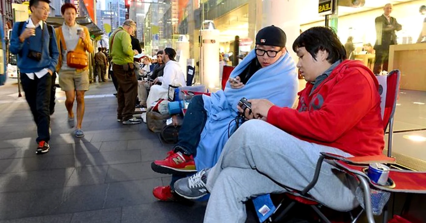 Așteptând noul iPhone FOTO: AFP