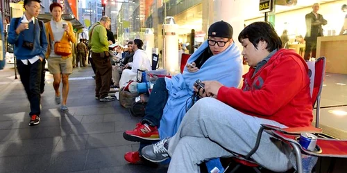Așteptând noul iPhone FOTO: AFP
