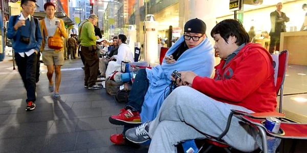 Așteptând noul iPhone FOTO: AFP