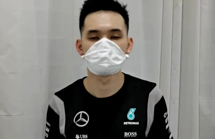 
    Un chinez ne arată cum și-a făcut singur acasă masca de protecție   