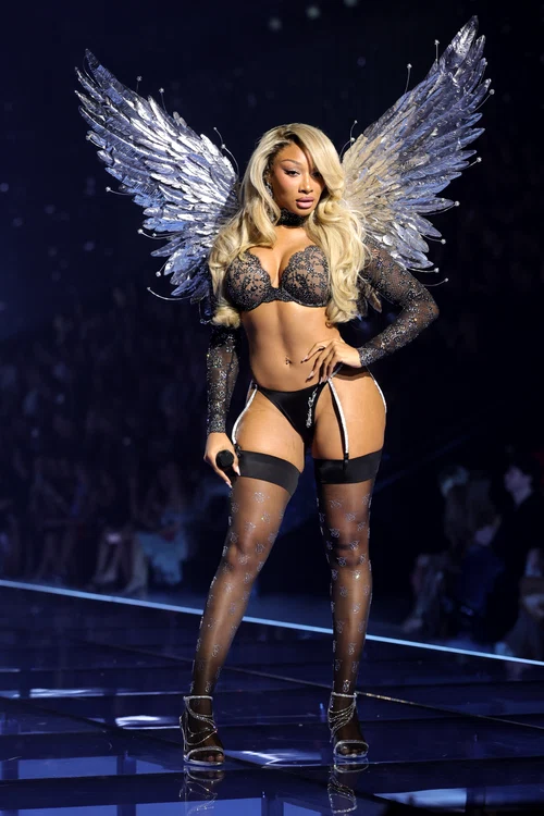 Megan Thee Stallion a purtat aripi de înger pe podium